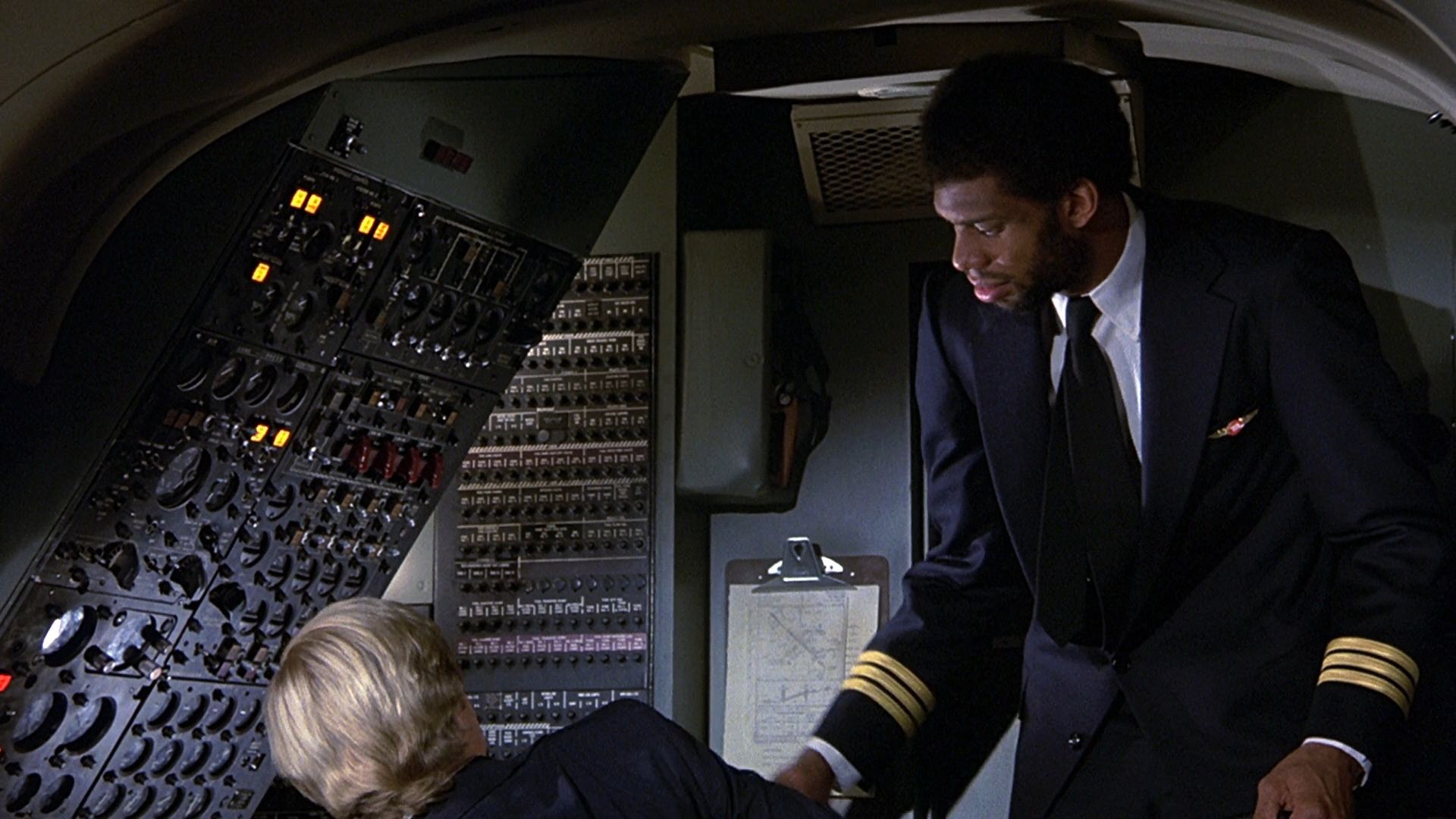 фильмы сша аэроплан. аэроплан 2 1982. аэроплан фильм 1980 постер. аэроплан стив маккроски. комедия аэроплан-2 телефонные будки.