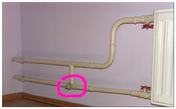 байпас с перепускным клапаном. байпас на батарее отопления. кран на байпас. кран на радиатор отопления с регулировкой на байпас. байпас перемычка в системе отопления.